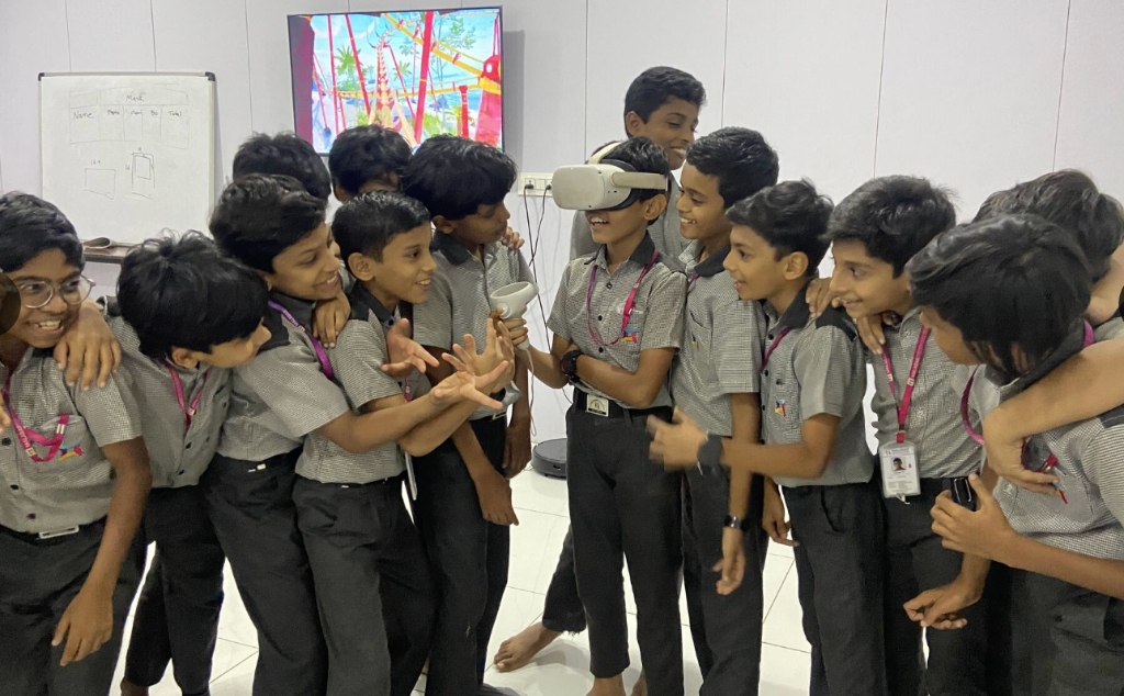 Students exploring Virtual Reality